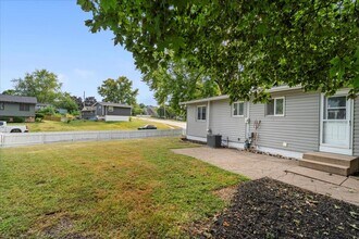 4153 Greenbrier Dr in Bettendorf, IA - Building Photo - Building Photo