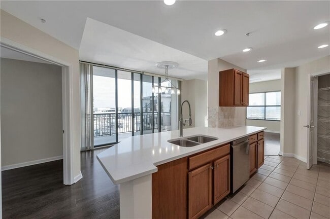 3040 Peachtree Rd in Atlanta, GA - Foto de edificio - Building Photo