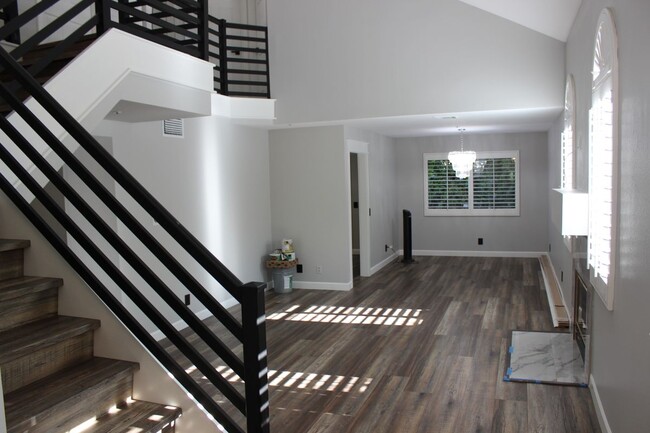 9165 1/2 Noble Avenue in Los Angeles, CA - Building Photo - Building Photo