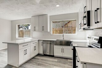 2071 Delphi Ln in Houston, TX - Building Photo - Building Photo