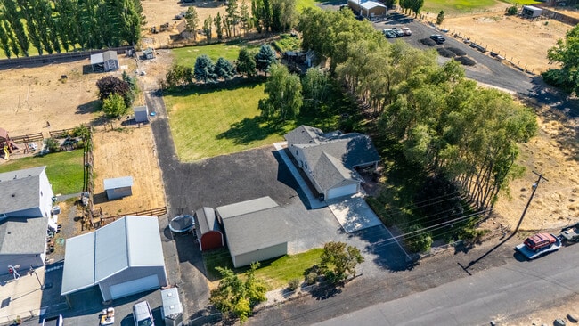 7887 Dahl Rd NE in Moses Lake, WA - Foto de edificio - Building Photo