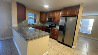 8274 SW 42nd Ct in Davie, FL - Building Photo - Building Photo