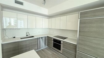 1100 S Miami Ave in Miami, FL - Building Photo