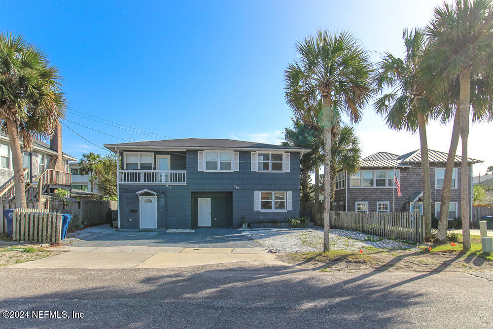 215 Margaret St in Neptune Beach, FL - Building Photo