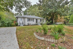 381 Hilderbrand Dr in Sandy Springs, GA - Building Photo