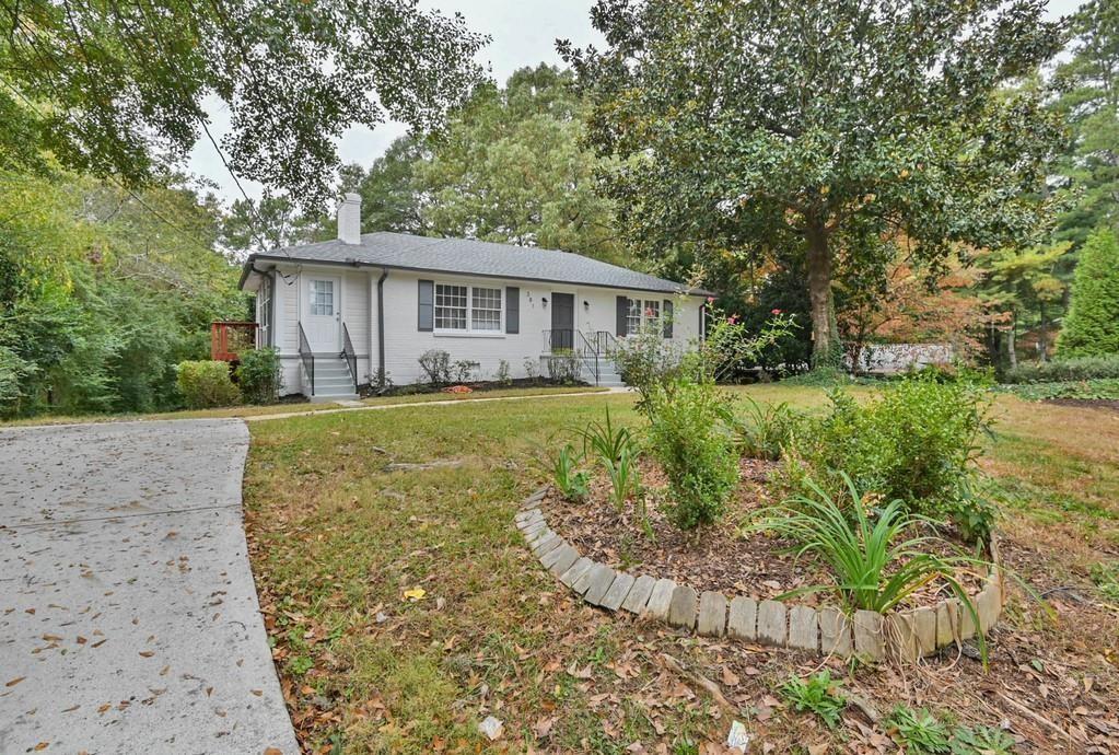 381 Hilderbrand Dr in Sandy Springs, GA - Building Photo