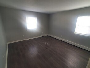 215 Pearl St, Unit 11 in Stoughton, MA - Foto de edificio - Building Photo