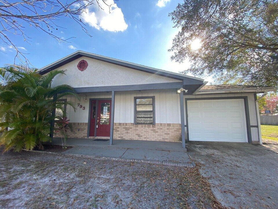 2/2 home with garage - tile on inside with in Kissimmee, FL - Building Photo