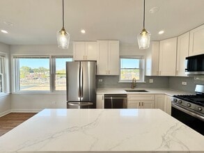 4816 W Henderson St, Unit 2 in Chicago, IL - Foto de edificio - Building Photo