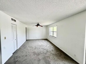 3300 Spanish Moss Ter, Unit 302 in Lauderhill, FL - Foto de edificio - Building Photo