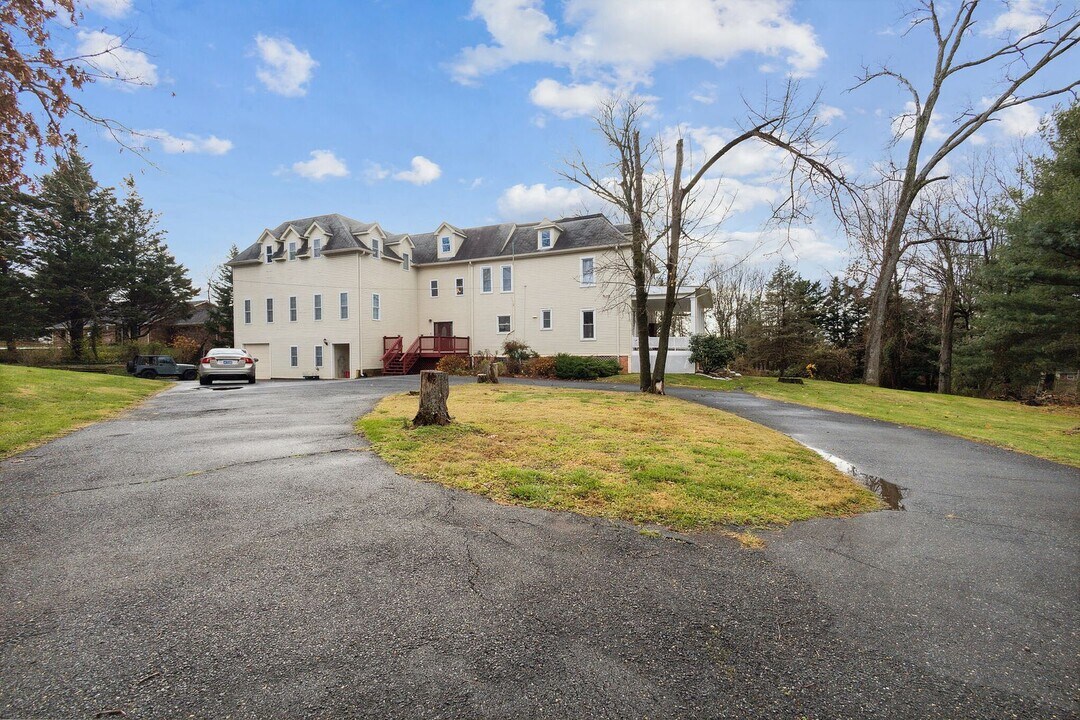 8740 Oakmont St in Gaithersburg, MD - Foto de edificio