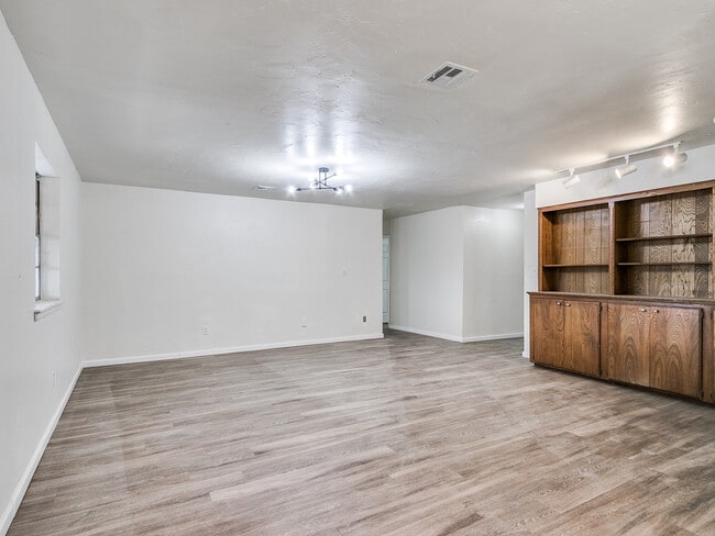 3300 SW 40th St in Oklahoma City, OK - Building Photo - Building Photo
