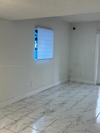 10907 N Kendall Dr in Miami, FL - Building Photo - Building Photo