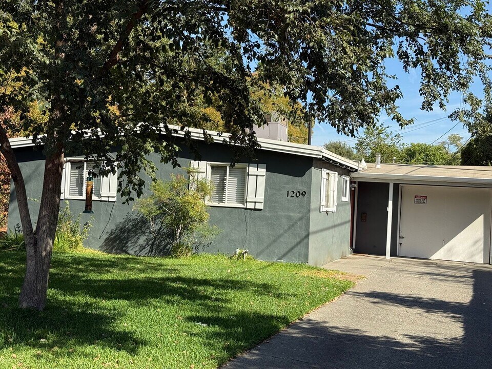 1209 Colgate Dr in Davis, CA - Foto de edificio