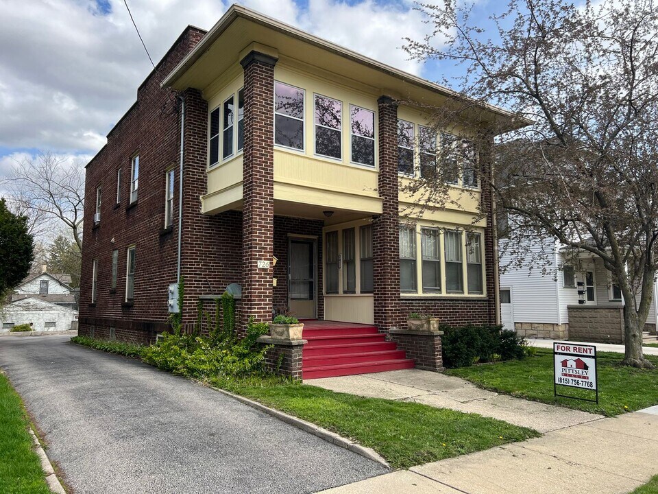 726 N 7th St in Dekalb, IL - Building Photo