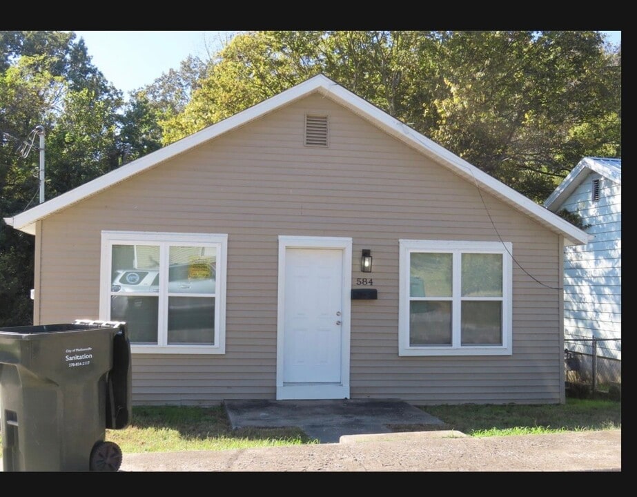 584 Sharp Ave in Madisonville, KY - Building Photo