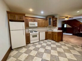 223 Madison Ave, Unit Garden Apartment in Fort Washington, PA - Building Photo