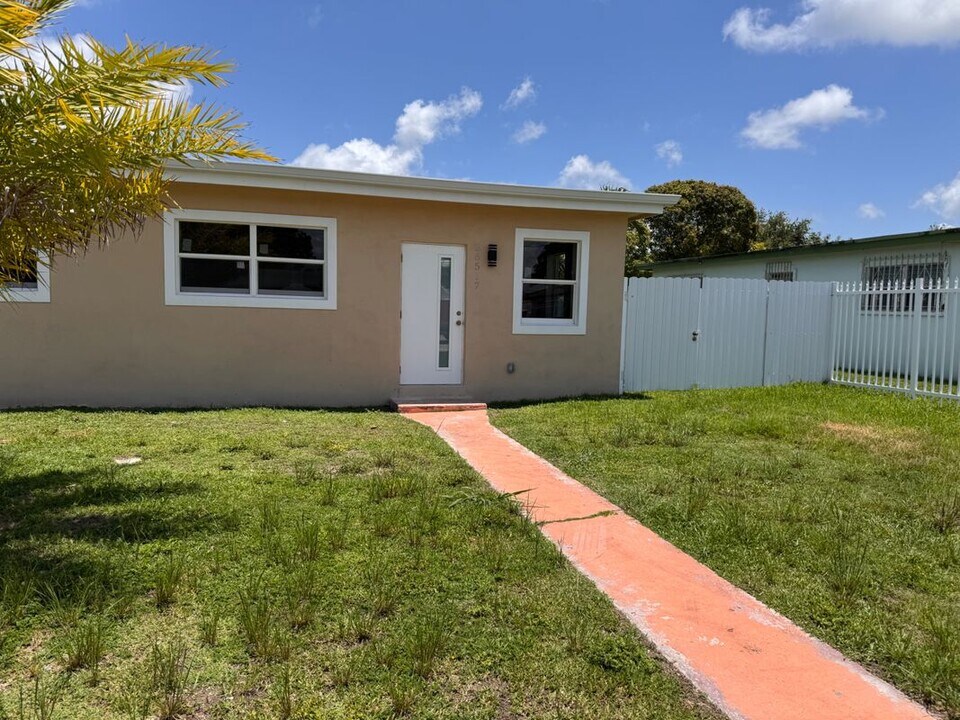26517 SW 138th Ct in Naranja, FL - Building Photo