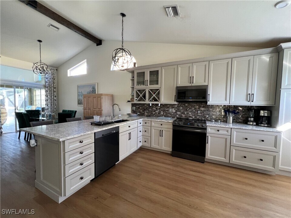816 Belville Blvd in Naples, FL - Foto de edificio