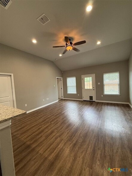152 Navarro Xing, Unit 3B in Seguin, TX - Foto de edificio - Building Photo