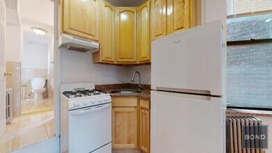 214 E 10th St in New York, NY - Building Photo - Building Photo