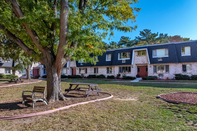 Garden Bay Square in Green Bay, WI - Foto de edificio - Building Photo