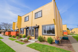 Vineyard Townhomes in Napa, CA - Foto de edificio - Building Photo