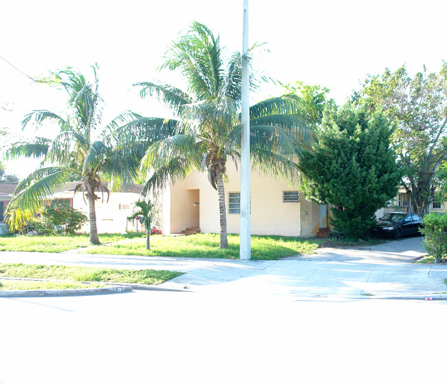 2220 NE 172nd St in North Miami Beach, FL - Building Photo - Building Photo