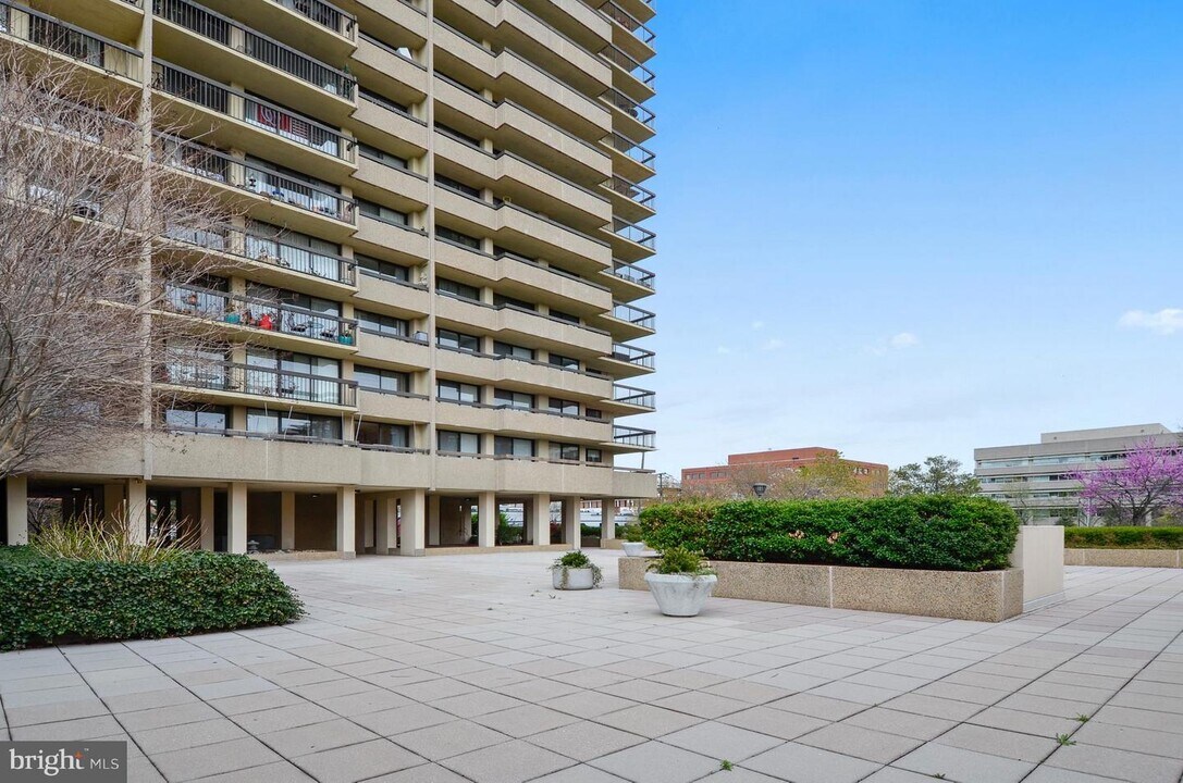 400 Madison St-Unit -603 in Alexandria, VA - Building Photo