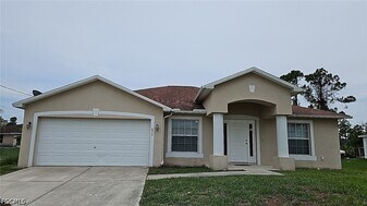 832 Palomino St E in Lehigh Acres, FL - Building Photo
