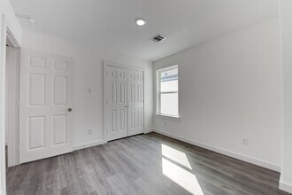 8126 Sterlingshire St in Houston, TX - Building Photo - Building Photo