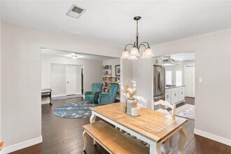 5747 Rutherglenn Dr in Houston, TX - Building Photo - Building Photo