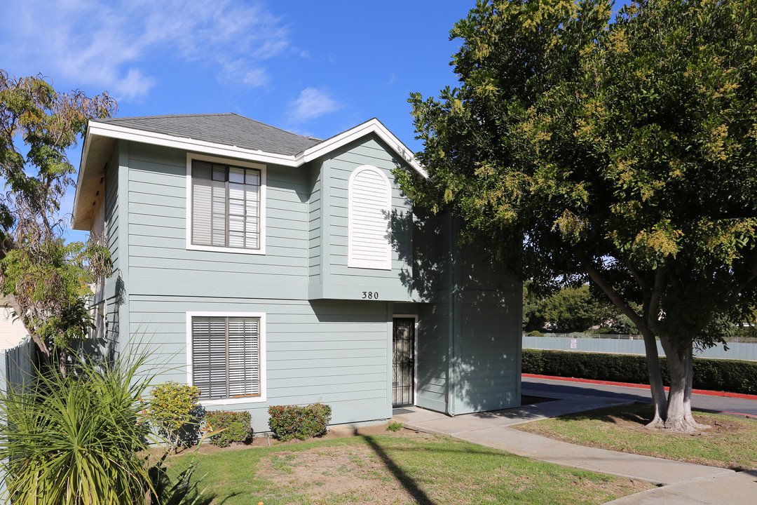 Acacia Park Apartments in Carlsbad, CA - Foto de edificio