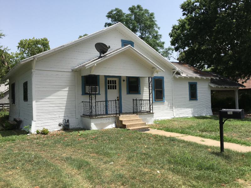 707 N Lamar Ave in Cameron, TX - Building Photo