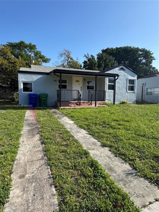 935 NW 65th St in Miami, FL - Building Photo