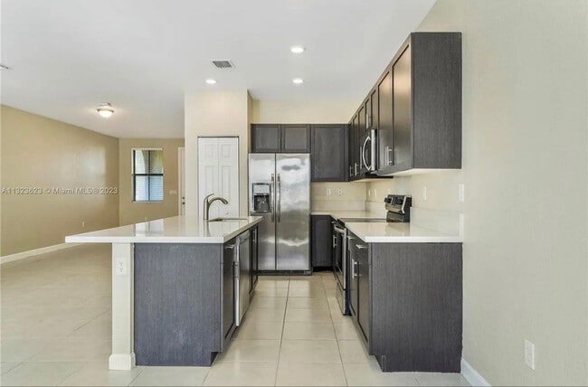 3440 W 110th St in Hialeah, FL - Foto de edificio - Building Photo