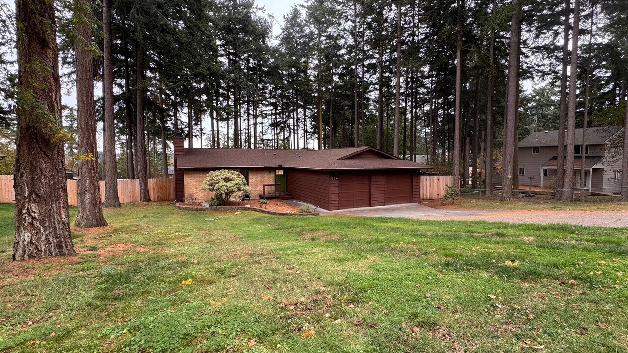 652 Cathlamet Dr in Oak Harbor, WA - Building Photo