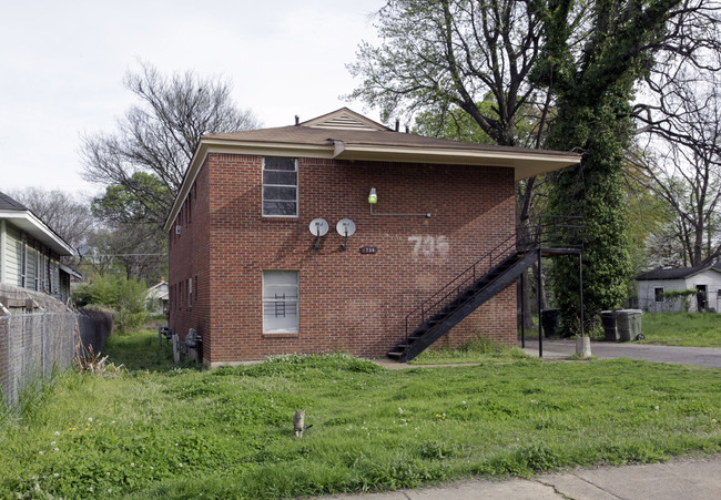 736 Richmond Ave in Memphis, TN - Foto de edificio - Building Photo