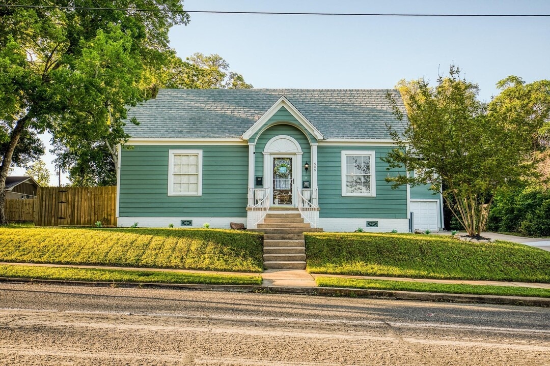 909 W Main St in Brenham, TX - Foto de edificio