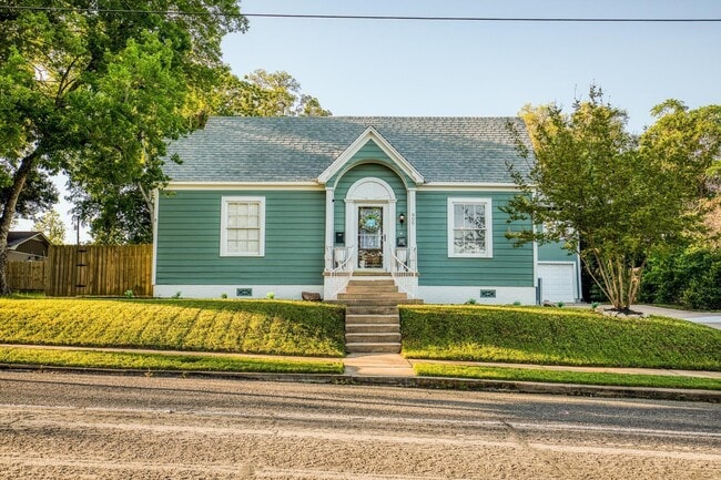 property at 909 W Main St