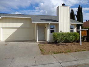 64 Evelyn Ct in Woodbridge, CA - Foto de edificio - Building Photo
