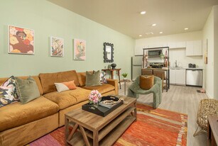 Streamliner 16th in Phoenix, AZ - Building Photo