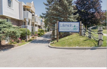 213 E Liberty St, Unit 8 in Wauconda, IL - Foto de edificio - Building Photo