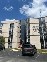 6955 NW 186th St in Hialeah, FL - Building Photo