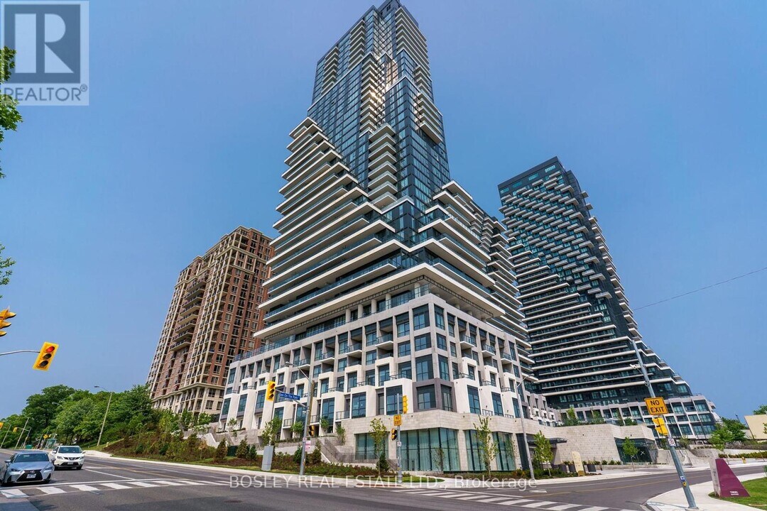 2001-2010 INN ON THE PARK Dr in Toronto, ON - Building Photo
