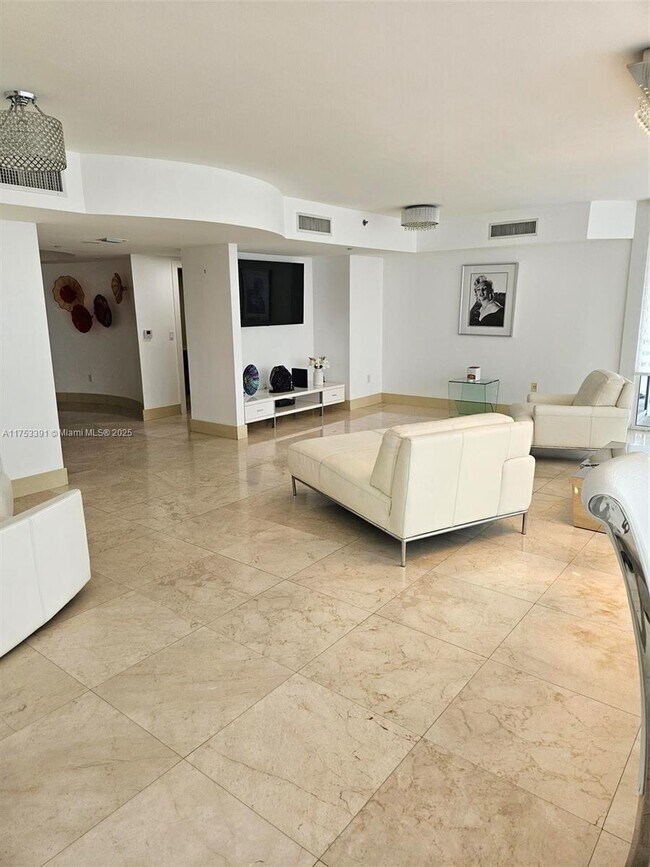 18911 Collins Ave, Unit 405 in Sunny Isles Beach, FL - Foto de edificio - Building Photo