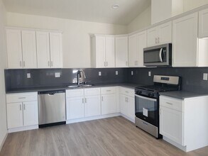 8622 Grandy St in Bakersfield, CA - Building Photo - Building Photo