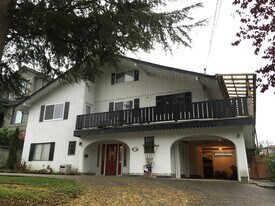 5715 Royal Oak Ave in Burnaby, BC - Building Photo