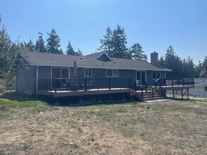 735 Greenoch Loop in Oak Harbor, WA - Building Photo - Building Photo