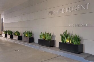 10501 Wilshire Blvd, Unit PH10 in Los Angeles, CA - Foto de edificio - Building Photo